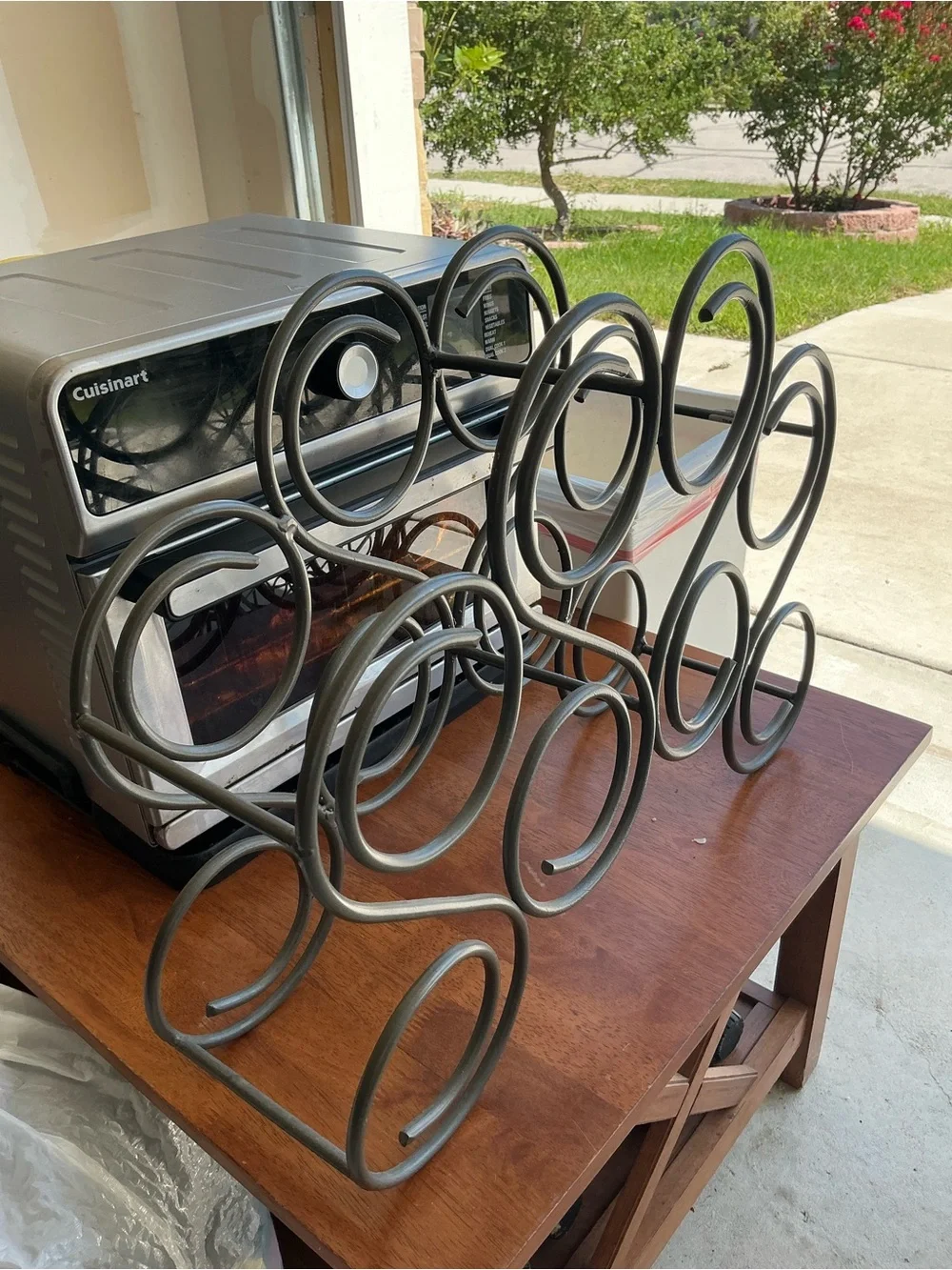 This is Vintage iron wine rack features a heavy scroll design and holds 8 bottle